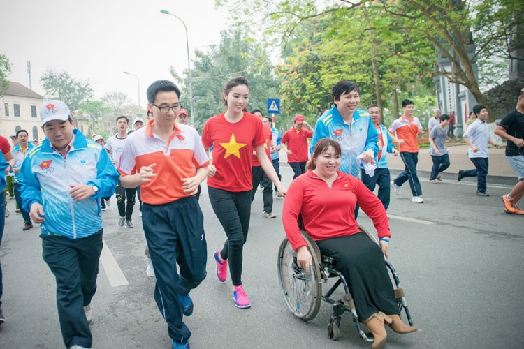 Hoa hau Ky Duyen dep rang ngoi trong Ngay chay Olympic-Hinh-9